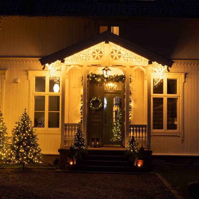 Skap magisk stemning ute med vinterbelysning og lyslenker