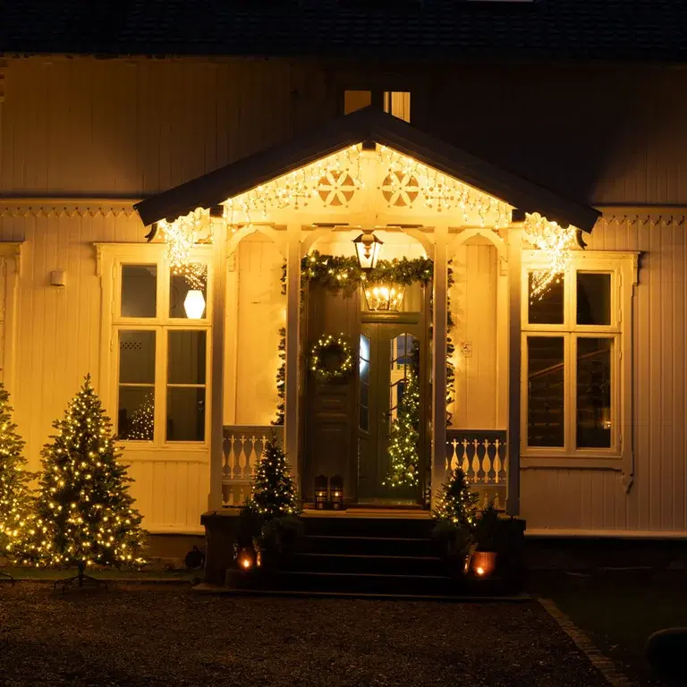 Skap magisk stemning ute med vinterbelysning og lyslenker