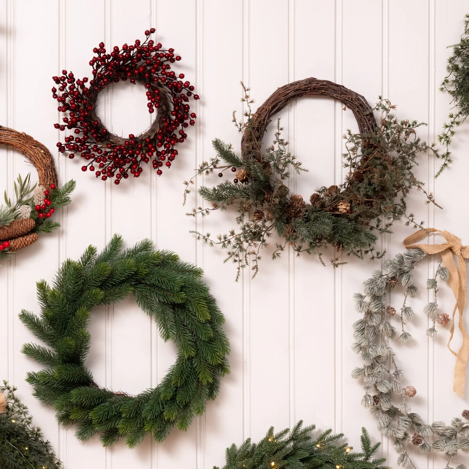 Krans med røde bær, kunstig