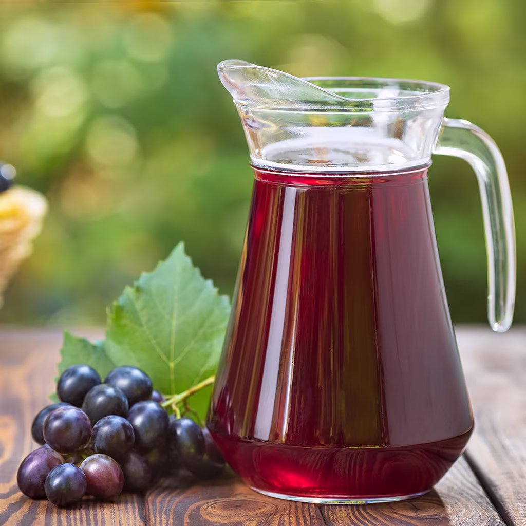 Lag hjemmelaget saft av bær og frukt