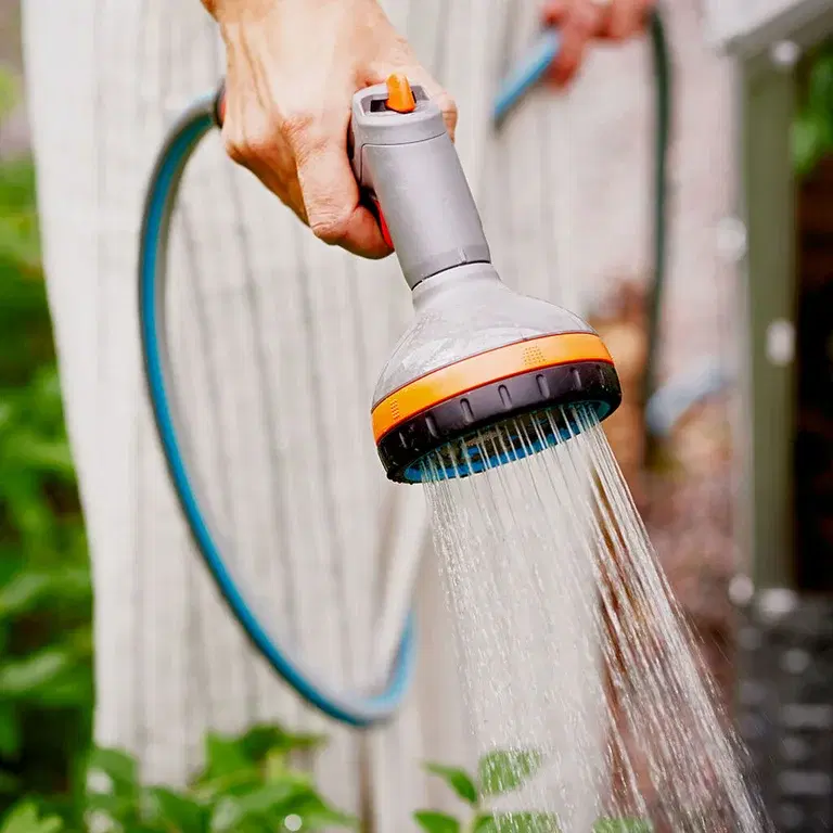 Vanning av uteplanter og blomster om sommeren