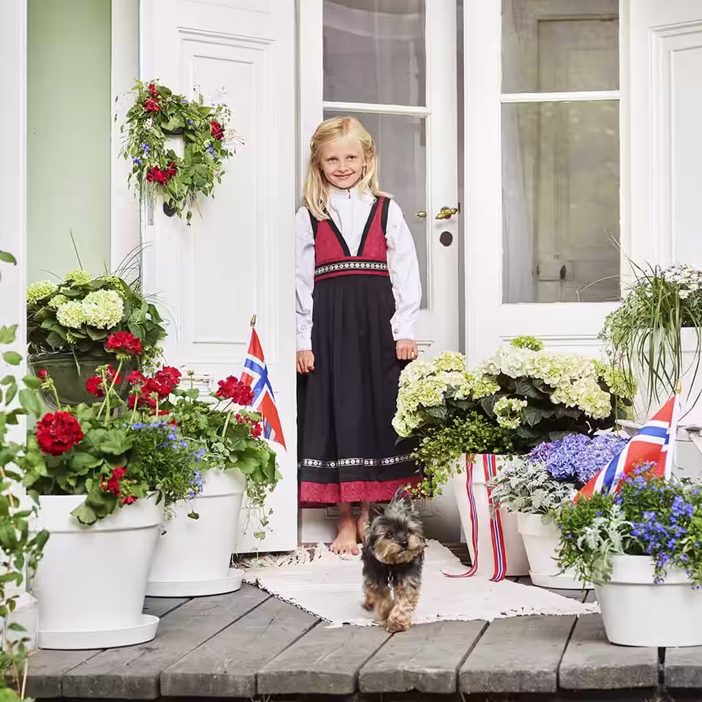 Feir 17. mai med fargerike blomster