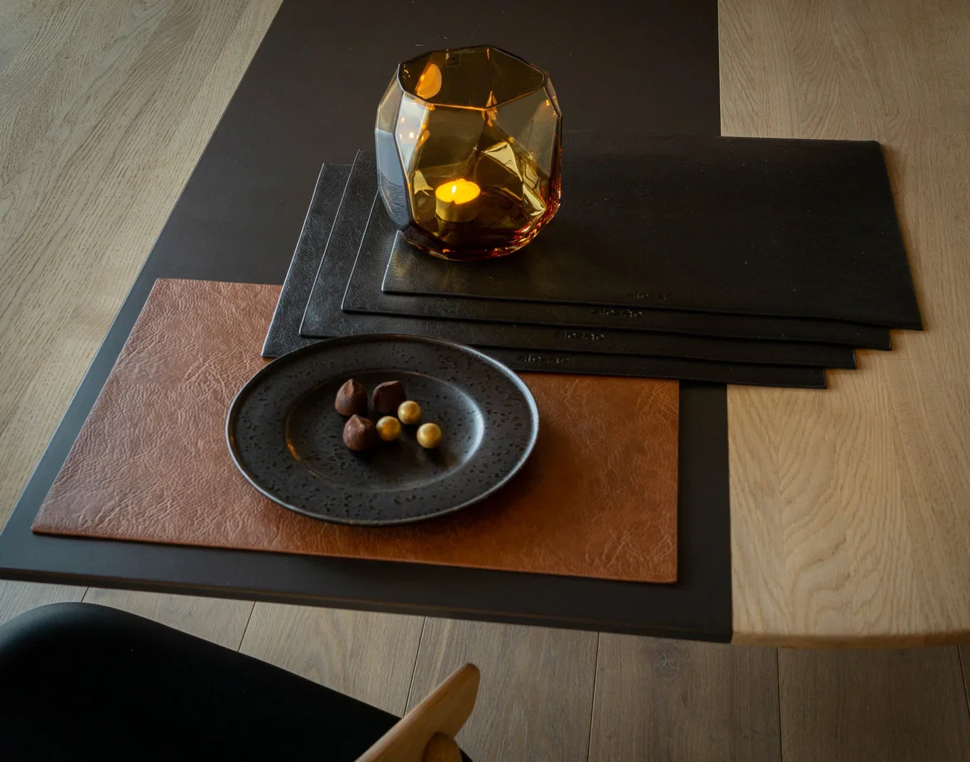 Bordbrikke i kunstlær