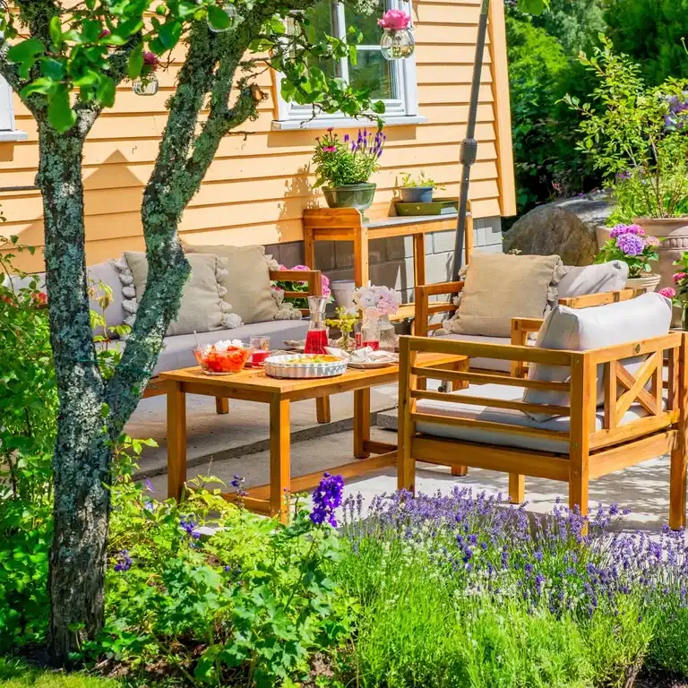 Hagebesøk: Romantisk og bugnende hage hos Mette